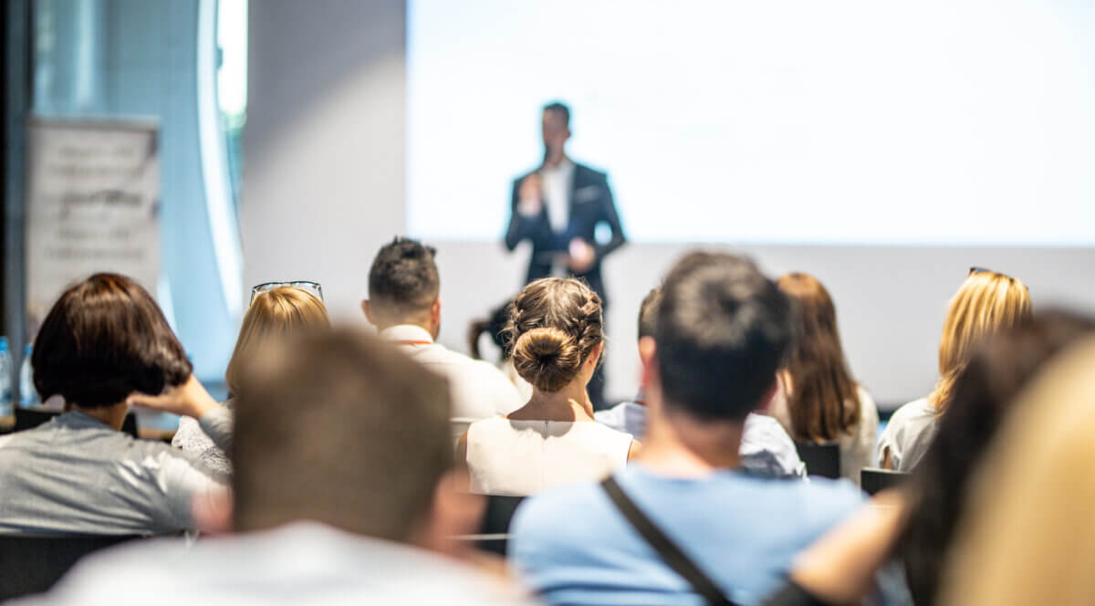 Menschen hören einer Konferenz zu