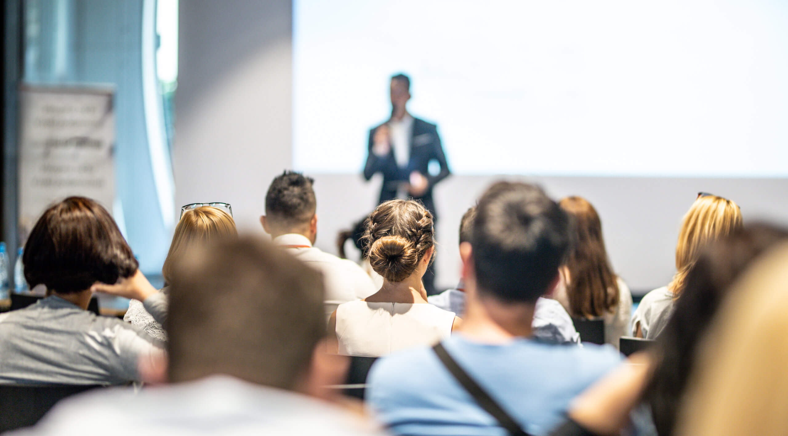 Menschen hören einer Konferenz zu